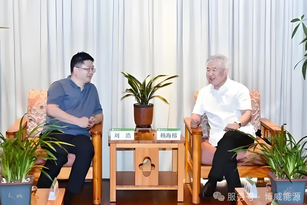 Pauway Energy Chairman Liu Hao and his delegation returned to their alma mater to attend the 2025 graduation ceremony and degree awarding ceremony
